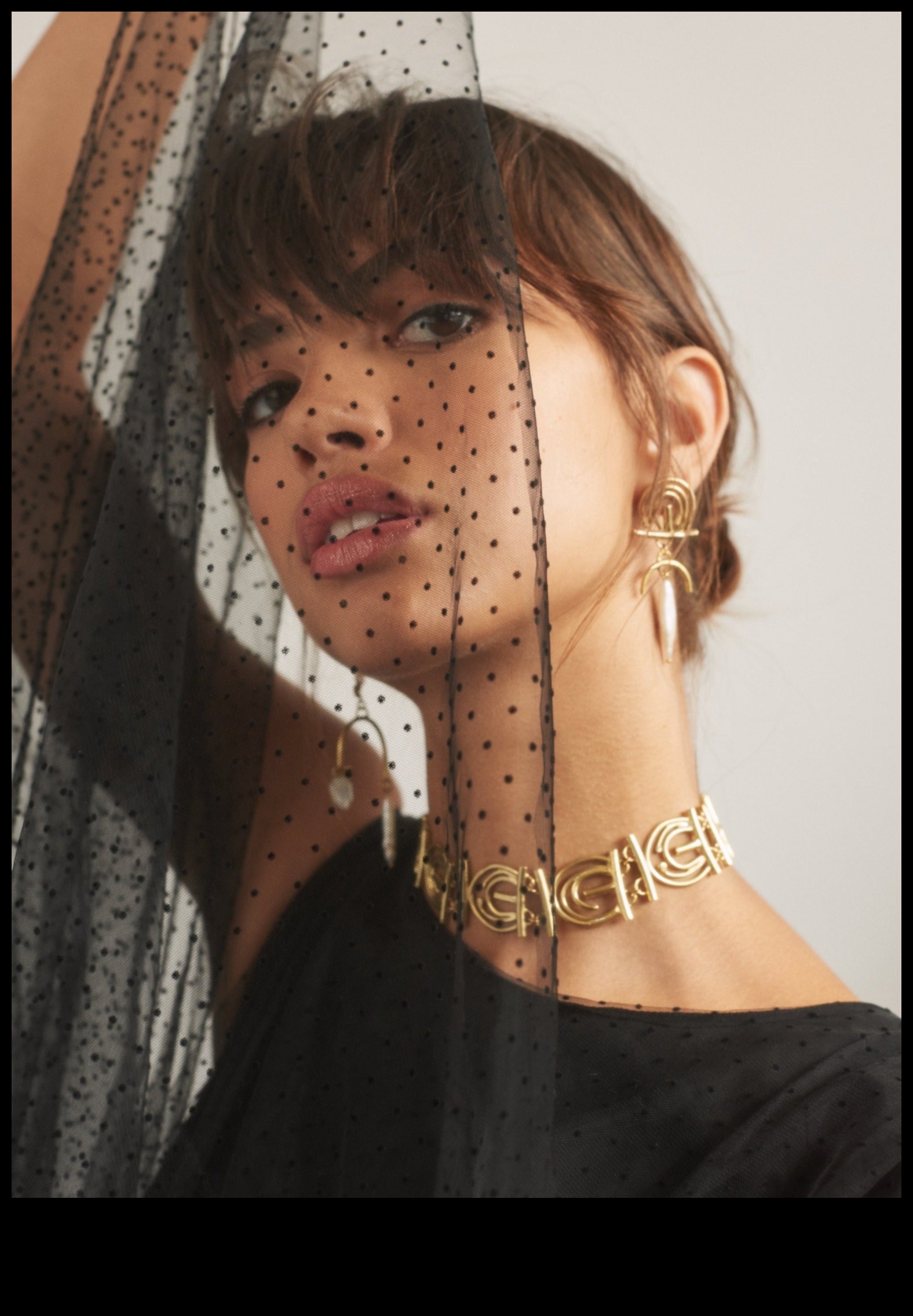 Goddess Glow: Canalizează strălucirea divină cu Chokers Goddess