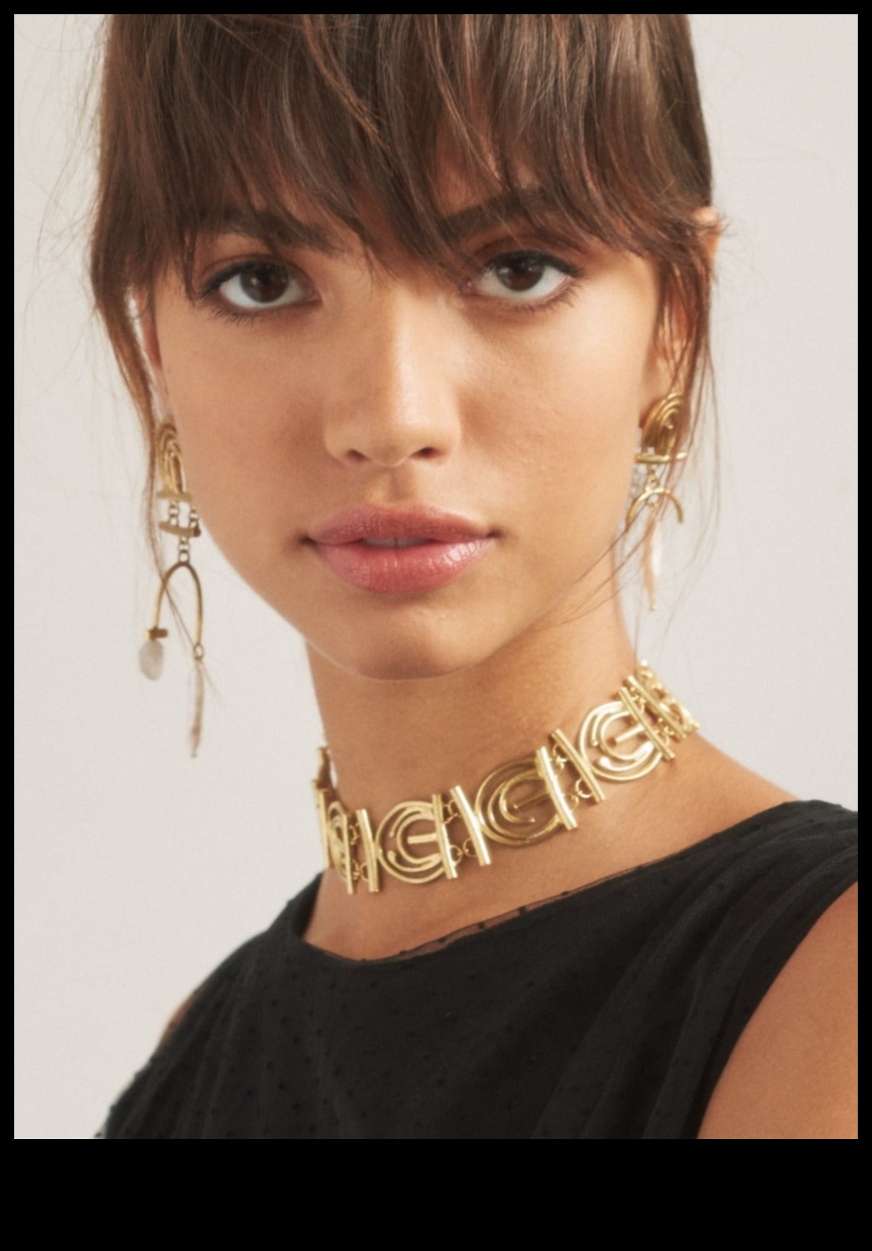 Goddess Glow: Canalizează strălucirea divină cu Chokers Goddess