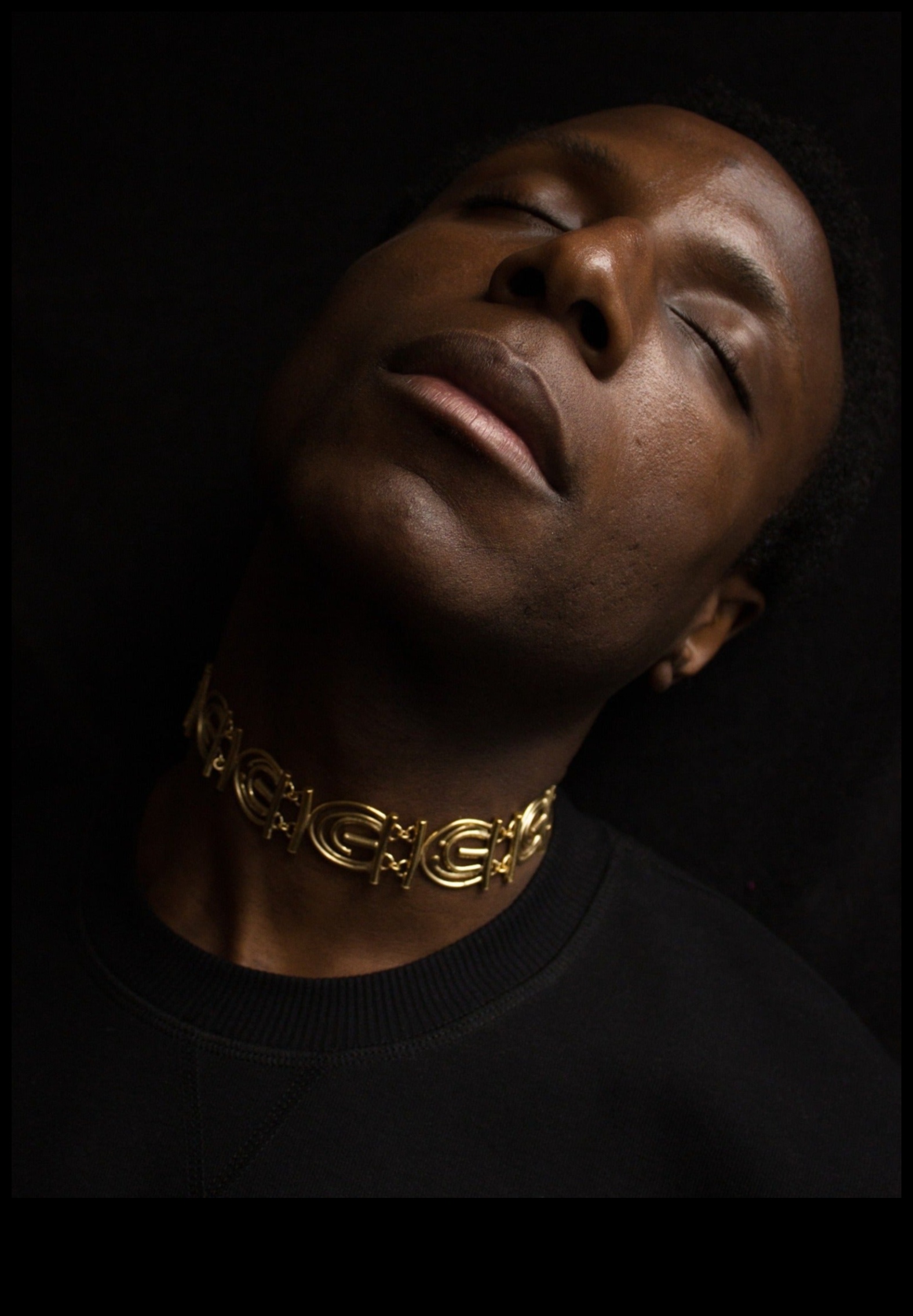 Goddess Glow: Canalizează strălucirea divină cu Chokers Goddess